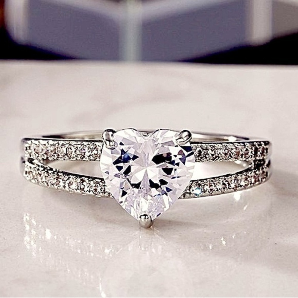 GORGEOUS DIAMOND HEART RING ELEGANT